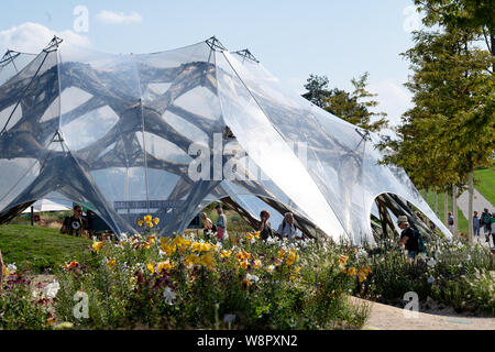 Heilbronn, Deutschland. 08 Aug, 2019. Die Besucher gehen über die Bundesgartenschau im sonnigen Wetter. Credit: Fabian Sommer/dpa/Alamy leben Nachrichten Stockfoto