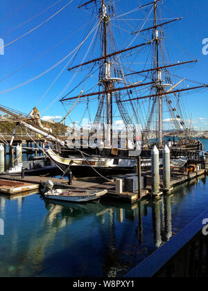 Dana Point, CA/USA-Feb 1, 2016: Replik von Segeln brig Pilgrim, mit Reflexionen des Tall Ship im Wasser. Stockfoto