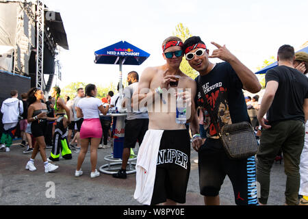 Aufgeregt Festivalbesucher bei Breakout Festival in der PNE Amphitheater in Vancouver, BC am 16. Juni, 2019 Stockfoto