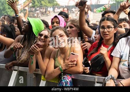 Aufgeregt Festivalbesucher bei Breakout Festival in der PNE Amphitheater in Vancouver, BC am 16. Juni, 2019 Stockfoto