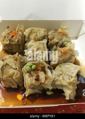 Gedünsteter siomai oder dimsum mit Chili und Zitrone auf der Oberseite Stockfoto