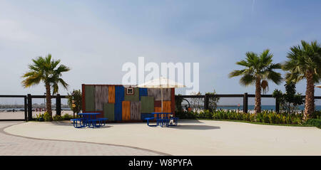 DUBAI, VAE: La Mer in Dubai, UAE, als am 31. Oktober 2018 gesehen. Es ist eine neue Strandpromenade mit Geschäften und Restaurants. Jumeirah. - Bild Stockfoto