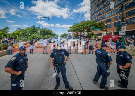 New York, Vereinigte Staaten. 10 Aug, 2019. Hunderte von New Yorkern in der Nähe der Camps NYC Koalition im Madison Square für eine Kundgebung und Marsch für Einwanderung Gerechtigkeit zu kämpfen, für ein Ende der Konzentrationslager verwendet werden Migranten in Haus und direkte Aktion gegen Einwanderung Razzien in NYC. Über 50 Demonstranten wurden auf ordnungswidriges Verhalten Gebühren nach dem Blockieren den West Side Highway im März verhaftet. (Foto von Erik McGregor/Pacific Press) Quelle: Pacific Press Agency/Alamy leben Nachrichten Stockfoto