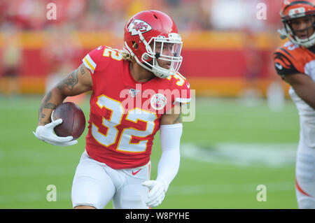 Kansas City, Missouri, USA. 10 August, 2019. Kansas City Chiefs freie Sicherheit Tyrann Mathieu (32) läuft, mit der die Kugel während der NFL Football Spiel zwischen den Cincinnati Bengals und die Kansas City Chiefs in Arrowhead Stadium in Kansas City, Missouri. Kendall Shaw/CSM Credit: Cal Sport Media/Alamy leben Nachrichten Stockfoto