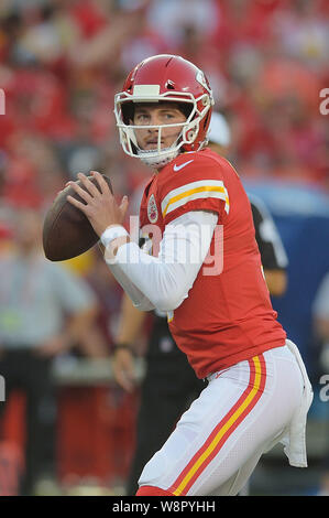 Kansas City, Missouri, USA. 10 August, 2019. Kansas City Chiefs Quarterback Kyle Shurmur (9) Sieht downfield während der NFL Football Spiel zwischen den Cincinnati Bengals und die Kansas City Chiefs in Arrowhead Stadium in Kansas City, Missouri zu werfen. Kendall Shaw/CSM Credit: Cal Sport Media/Alamy leben Nachrichten Stockfoto