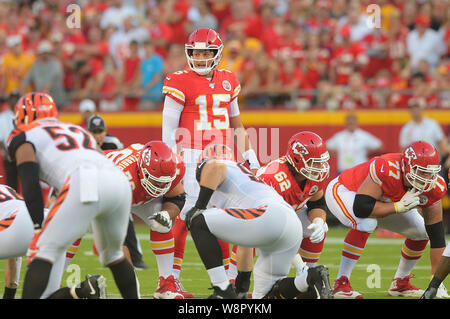 Kansas City, Missouri, USA. 10 August, 2019. Kansas City Chiefs Quarterback Patrick Mahomes (15) Umfragen der Verteidigung während der NFL Football Spiel zwischen den Cincinnati Bengals und die Kansas City Chiefs in Arrowhead Stadium in Kansas City, Missouri. Kendall Shaw/CSM Credit: Cal Sport Media/Alamy leben Nachrichten Stockfoto