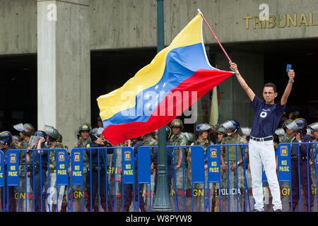 Eine Venezuelanische hält eine venezolanische Flagge und einem venezolanischen Verfassung während eines Protestes gegen den venezolanischen Präsidenten Hugo Chavez Stockfoto