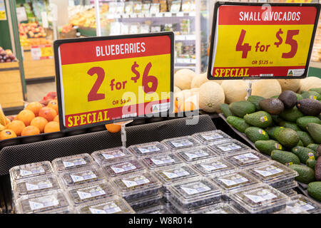 Frische Blaubeeren und kleinen Avocados auf Verkauf in einem australischen Supermarkt in Sydney, Australien Stockfoto