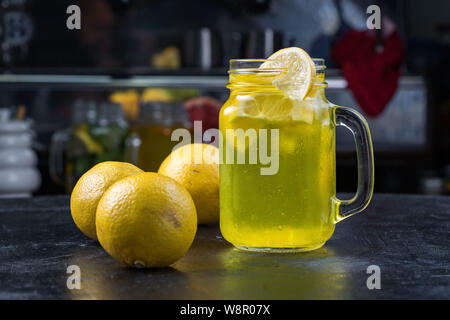 Limonade oder Mojito Cocktail mit Zitrone und Minze, Himbeere, Sanddorn, Grapefruit, kalten Getränk oder einen Drink mit Eis. Stockfoto