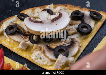 Sortierte Pizza Scheiben. Margherita, Salami, vier Käse Pizza. Ansicht von oben. Verschiedene Arten von Pizza auf die texturierte alten Holztisch Stockfoto