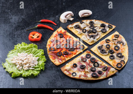 Sortierte Pizza Scheiben. Margherita, Salami, vier Käse Pizza. Ansicht von oben. Verschiedene Arten von Pizza auf die texturierte alten Holztisch Stockfoto