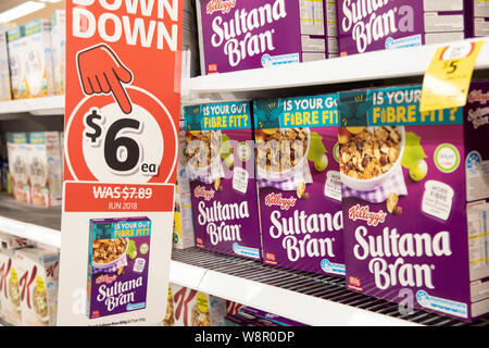 Kelloggs sultana Bran in den Regalen der Coles Supermarkt in Sydney, Australien mit coles rote Hand die Preise nach unten gehen Stockfoto