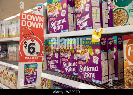 Kelloggs Frühstückszerealien Sultanin-Kleie in einem australischen Supermarkt erhältlich Coles mit rotem Handlogo, das die Preise senkt Stockfoto