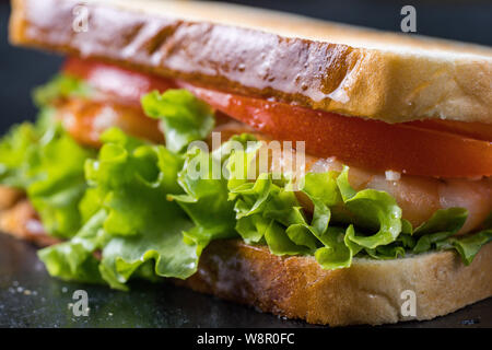 Frisches Sandwich mit Krabben und Ei im schwedischen Stil. Stockfoto