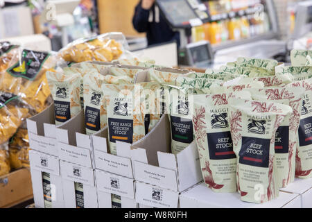 Australische Küchenchef Maggie Bier der Marke Rind und Huhn kochen Lager auf Verkauf in einem Supermarkt in Sydney, Australien Stockfoto