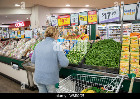 Lady-Modell in einem Supermarkt kaufen frisches Gemüse grüne Bohnen und rosenkohl veröffentlicht, Sydney, Australien Stockfoto