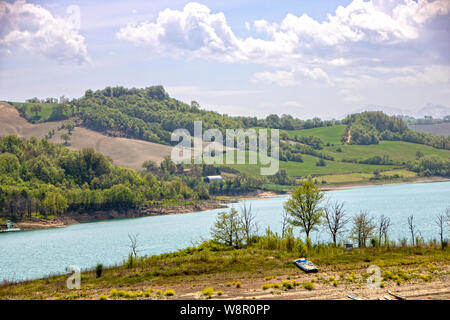 Castreccioni See, auch als See von Cingoli, in der '80 Wenn ein Damm wurde auf der anderen Seite des Flusses Musone platziert erstellt bekannt. Es ist die größte künstliche Lago Stockfoto