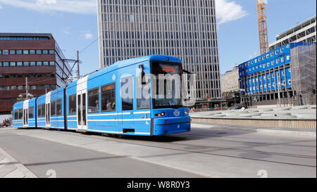 Stockholm, Schweden - 10. Juni 2019: moderner knickgelenkter Straßenbahn im Service auf Linie für SL öffentliche Verkehrsmittel am Sergels Torg Square in der Innenstadt Stockfoto