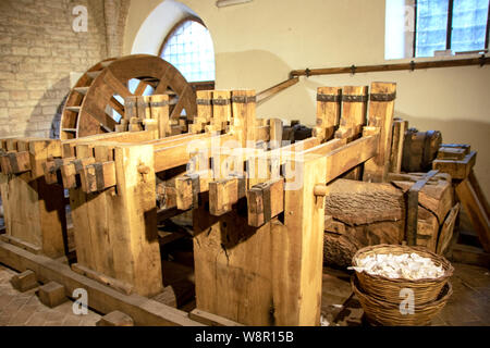 Fabriano - Italien - April 2019 - antike Papiermaschine in der Papier- und Wasserzeichen Museum von Fabriano Stockfoto