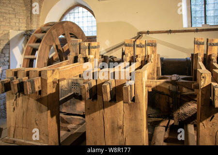 Fabriano - Italien - April 2019 - antike Papiermaschine in der Papier- und Wasserzeichen Museum von Fabriano Stockfoto