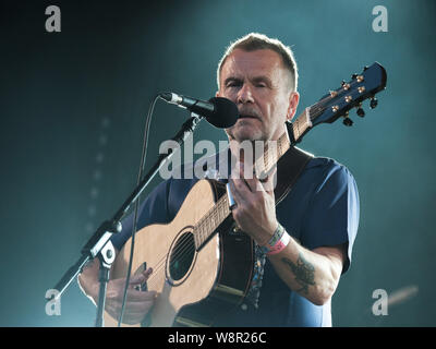 Martin Stewart Simpson, englischer Folk Sänger, Gitarrist und Songwriter und neun Mal Sieger des BBC Radio 2 Folk Awards, Künstler des Jahres führt live auf der Bühne des Fairport Convention während der cropredy Festival in Banbury. Stockfoto