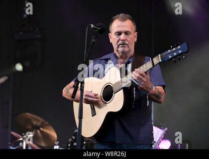 Martin Stewart Simpson, englischer Folk Sänger, Gitarrist und Songwriter und neun Mal Sieger des BBC Radio 2 Folk Awards, Künstler des Jahres führt live auf der Bühne des Fairport Convention während der cropredy Festival in Banbury. Stockfoto
