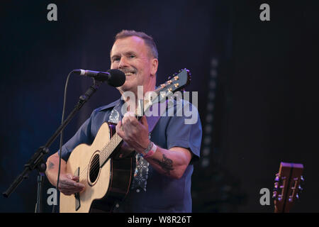 Martin Stewart Simpson, englischer Folk Sänger, Gitarrist und Songwriter und neun Mal Sieger des BBC Radio 2 Folk Awards, Künstler des Jahres führt live auf der Bühne des Fairport Convention während der cropredy Festival in Banbury. Stockfoto