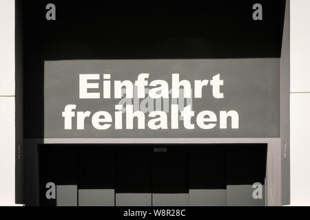 Einfahrt freihalten (deutsch Für: Halten Sie Eintrag löschen) Stockfoto