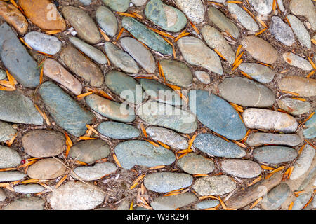 Natürlicher Hintergrund mit Meeressteinen. Bunte runde bunte Seesteine. Hintergrund für Design. Stockfoto