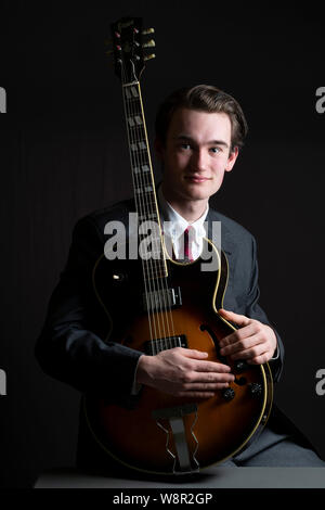 Porträt der jungen 17-jährigen Musikstudent mit Gitarre Stockfoto