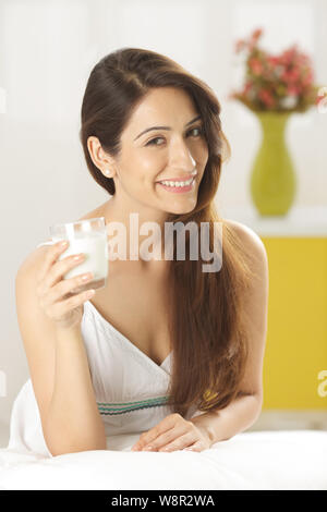 Junge Frau mit einem Glas Milch Stockfoto