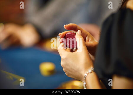 Hände mit Chips beim Poker Roulette Glücksspiele in einem Casino. Stockfoto