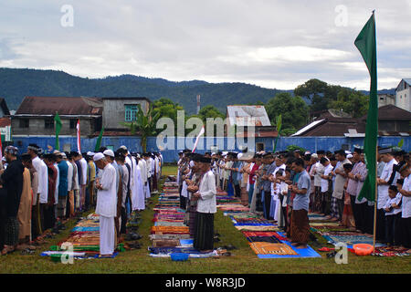 Muslime durchführen, ebenso wie das Eid al-Adha, hat keine bestimmte Zeitdauer und Gebet in der Gemeinde in einem Feld in Aceh. Muslime feiern das Eid al-Adha (Opferfest), das zweite von zwei islamische Feiertage, die in der ganzen Welt gefeiert werden. Stockfoto