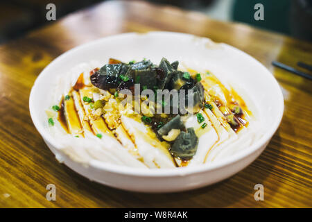 Jahrhundert ei Tofu im chinesischen Restaurant Shanghai. Ein kaltes Gericht. Stockfoto