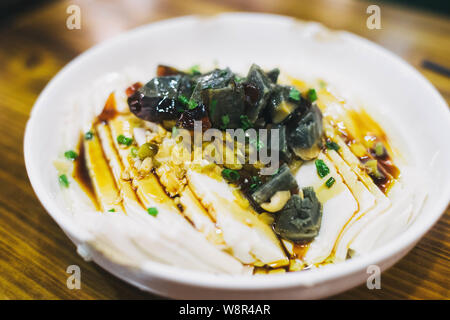 Jahrhundert ei Tofu im chinesischen Restaurant Shanghai. Ein kaltes Gericht. Stockfoto