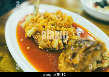 Shanghai Eichhörnchen gebratenen Fisch, einen gemeinsamen chinesischen Gericht. Frittierter Fisch mit süß-saurer Sauce. Stockfoto