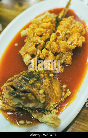 Shanghai Eichhörnchen gebratenen Fisch, einen gemeinsamen chinesischen Gericht. Frittierter Fisch mit süß-saurer Sauce. Stockfoto