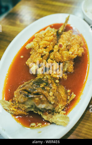 Shanghai Eichhörnchen gebratenen Fisch, einen gemeinsamen chinesischen Gericht. Frittierter Fisch mit süß-saurer Sauce. Stockfoto