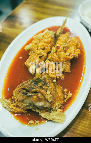 Shanghai Eichhörnchen gebratenen Fisch, einen gemeinsamen chinesischen Gericht. Frittierter Fisch mit süß-saurer Sauce. Stockfoto