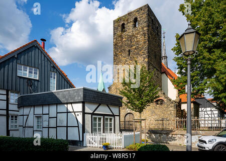 Deutschland, Nordrhein-Westfalen, NRW, Nordrhein-Westfalen, Ruhrgebiet, D-Herten, D-Herten-Westerholt, Alte Dorf Westerholt, Alte Freiheit Westerholt, Schloss, Kapelle St. Martinus Kirche Turm, Turm, Ruine, Fachwerkhaus, Laterne Stockfoto