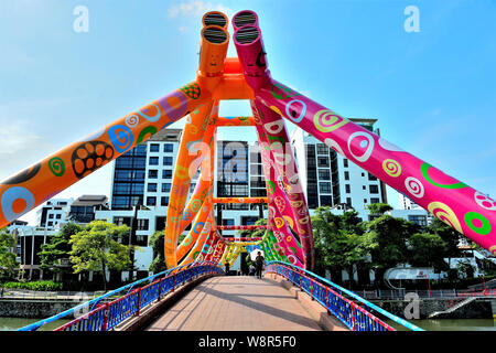 Blick entlang der Fahrbahn von Alkaff Brücke, eine Sehenswürdigkeit Struktur auf dem Singapore River zeigen bunte Träger lackiert Stockfoto