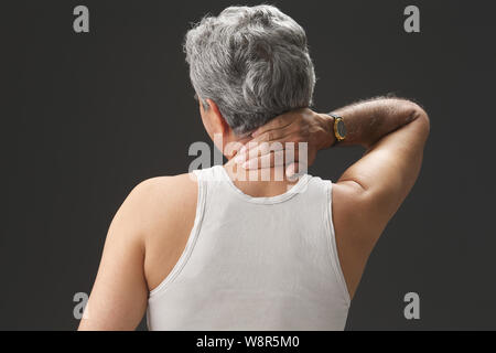 Alte Mann leidet unter Nackenschmerzen Stockfoto