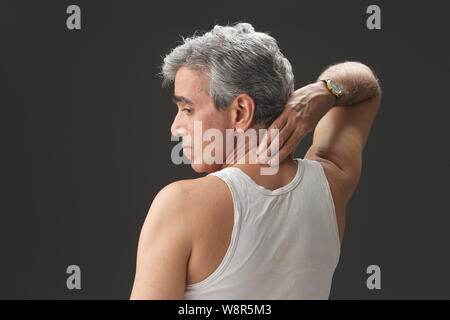 Ältere Mann leidet unter Nackenschmerzen Stockfoto