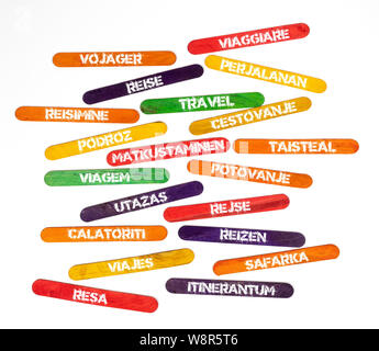 Das Konzept des Wortes reisen in verschiedenen Sprachen auf farbigen Holzlatten geschrieben Stockfoto