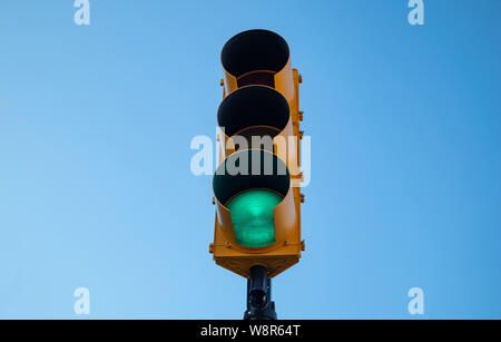 Anmelden gehen. Grüne Ampel für Autos, und blauer Himmel Stockfoto