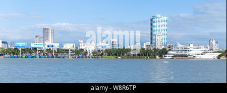 Da Nang, Vietnam - Januar 05, 2019: Da Nang City Panorama mit Wolkenkratzern und schöne Architektur Brücken entlang Han River in einer schönen Bucht Stockfoto