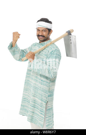 Bauer mit einer Spitzhacke auf weißem Hintergrund Stockfoto