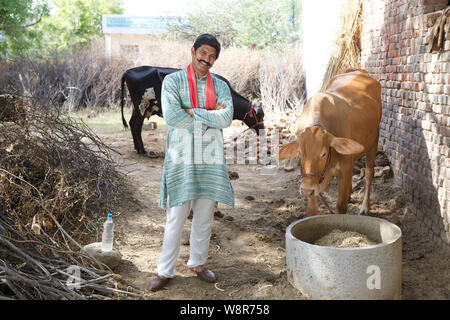 Landwirt mit seinem Vieh stehend Stockfoto