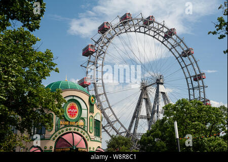 16.06.2019, Wien, Österreich, Europa - Blick auf die historische Wiener Riesenrad am Eingang des Wiener Prater. Stockfoto