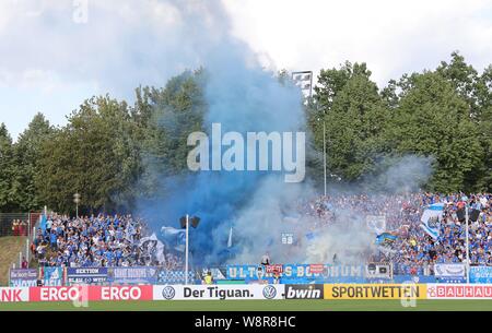 Baunatal, Deutschland. 10 Aug, 2019. firo: 10.08.2019, Fußball, DFB-Pokal, Saison 2019/2020, erste Runde, KSV Baunatal - VfL Bochum 2:3 Fans Bochum, Pyro | Verwendung der weltweiten Kredit: dpa/Alamy leben Nachrichten Stockfoto